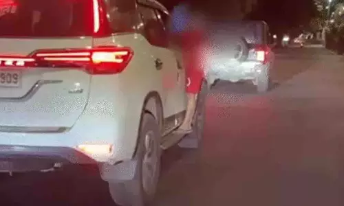 Ujjain: पिता ने इंस्टाग्राम रील के लिए बेटे को चलती कार के दरवाजे से लटकाया Ujjain: पिता ने इंस्टाग्राम रील के लिए बेटे को चलती कार के दरवाजे से लटकाया