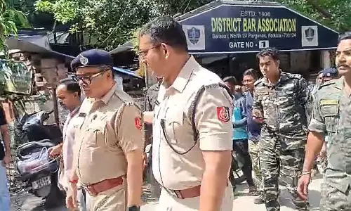 Barasat में वकीलों और वर्दीधारी पुलिसकर्मियों के बीच अभूतपूर्व झड़प Barasat में वकीलों और वर्दीधारी पुलिसकर्मियों के बीच अभूतपूर्व झड़प
