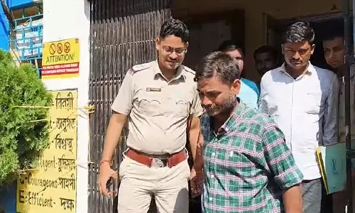 बैंक में संदिग्ध गतिविधि, बाहर खड़ी थी फर्जी नंबर प्लेट वाली बाइक