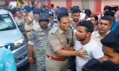 TET अभ्यर्थियों ने जेसोर रोड जाम किया, टीएमसी सांसद-विधायक की कार के चारों ओर प्रदर्शन किया TET अभ्यर्थियों ने जेसोर रोड जाम किया, टीएमसी सांसद-विधायक की कार के चारों ओर प्रदर्शन किया