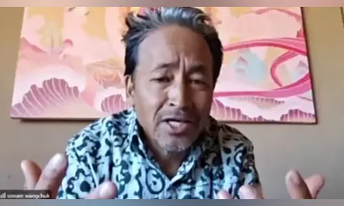 सोनम वांगचुक ने भूख हड़ताल खत्म की, Ladakh में तीव्र हिंसा के बीच शांति की अपील की