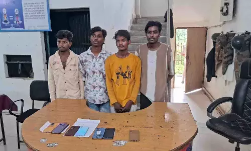तोरवा पुलिस ने रेलवे मोबाइल लुटेरों के गिरोह का किया भंडाफोड़, 4 आरोपी गिरफ्तार तोरवा पुलिस ने रेलवे मोबाइल लुटेरों के गिरोह का किया भंडाफोड़, 4 आरोपी गिरफ्तार