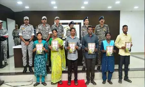 गढ़चिरौली में 6 माओवादियों ने किया आत्मसमर्पण, 62 लाख का था इनाम गढ़चिरौली में 6 माओवादियों ने किया आत्मसमर्पण, 62 लाख का था इनाम