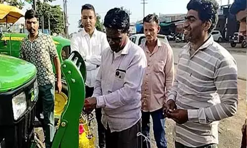 नीमच में ट्रैक्टर शोरूम पर खरीदारों की भीड़, किसानों ने जताया पीएम मोदी का आभार नीमच में ट्रैक्टर शोरूम पर खरीदारों की भीड़, किसानों ने जताया पीएम मोदी का आभार