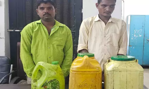 सीपत पुलिस की बड़ी कार्रवाई: दो भाइयों से बरामद हुई 33 लीटर कच्ची महुआ शराब