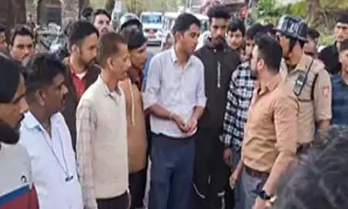 नैनीताल में अव्यवस्थित पार्किंग पर शिकंजा: 25 से अधिक चालान, टैक्सी-बाइक यूनियन ने किया विरोध नैनीताल में अव्यवस्थित पार्किंग पर शिकंजा: 25 से अधिक चालान, टैक्सी-बाइक यूनियन ने किया विरोध