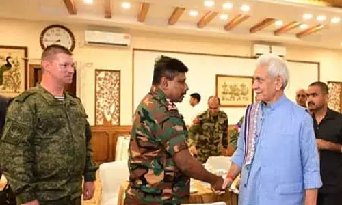 एनडीसी कोर्स में हिस्सा ले रहे अधिकारियों से एलजी मनोज सिन्हा ने की मुलाकात