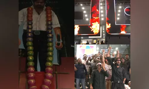 ओजी प्रीमियर: पवन कल्याण के प्रशंसक Hyderabad में सिनेमाघरों के बाहर बड़ी संख्या में जुटे