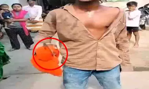 बदमाश ने धारदार हथियार से महिलाओं को दी धमकी, देखें VIDEO... बदमाश ने धारदार हथियार से महिलाओं को दी धमकी, देखें VIDEO...