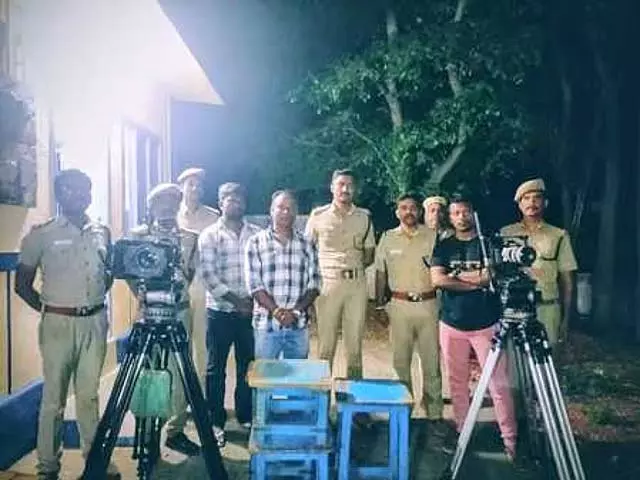 कोडईकनाल में बिना अनुमति के फिल्म फुटेज रिकॉर्ड करने पर एक समूह पर जुर्माना लगाया गया कोडईकनाल में बिना अनुमति के फिल्म फुटेज रिकॉर्ड करने पर एक समूह पर जुर्माना लगाया गया