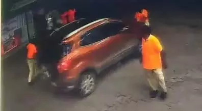 Indore : एमवाय अस्पताल में कैजुअल्टी गेट बंद, मरीज को सीढ़ियों पर लिटाया गया Indore : एमवाय अस्पताल में कैजुअल्टी गेट बंद, मरीज को सीढ़ियों पर लिटाया गया