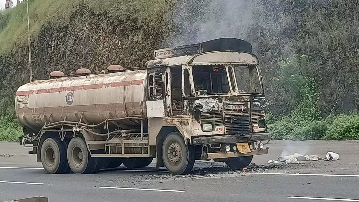 पुणे-कोल्हापुर राजमार्ग पर जम्भुलवाड़ी में तेल टैंकर में आग लगी पुणे-कोल्हापुर राजमार्ग पर जम्भुलवाड़ी में तेल टैंकर में आग लगी