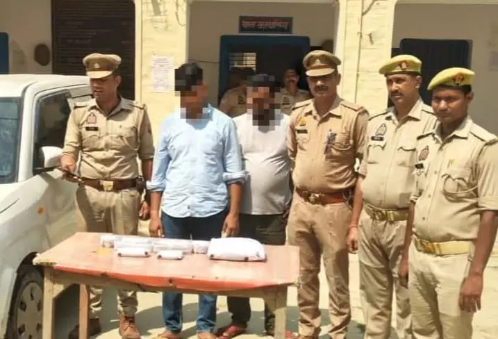 Bareilly: पुलिस वर्दी में तस्करी करते कार सवार दो आरोपी पकड़े गए Bareilly: पुलिस वर्दी में तस्करी करते कार सवार दो आरोपी पकड़े गए