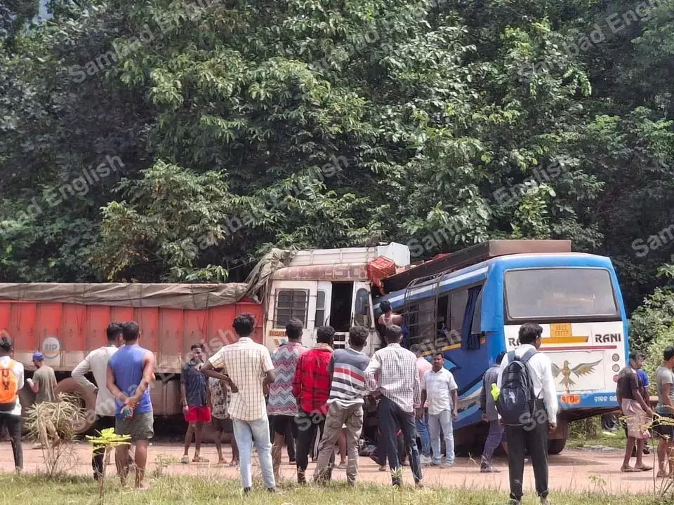 Odisha : सुंदरगढ़ में बस-ट्रक की टक्कर में 5 की मौत, कई घायल Odisha : सुंदरगढ़ में बस-ट्रक की टक्कर में 5 की मौत, कई घायल