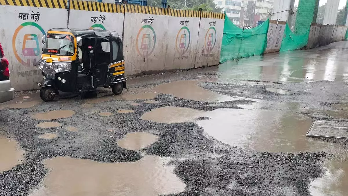 पिंपरी-चिंचवाड़: निगडी में मेट्रो निर्माण से सड़क खराब पिंपरी-चिंचवाड़: निगडी में मेट्रो निर्माण से सड़क खराब