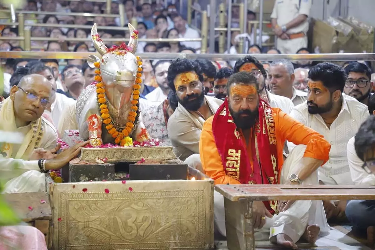 MP : अभिनेता संजय दत्त ने उज्जैन के महाकालेश्वर मंदिर में पूजा-अर्चना की MP : अभिनेता संजय दत्त ने उज्जैन के महाकालेश्वर मंदिर में पूजा-अर्चना की