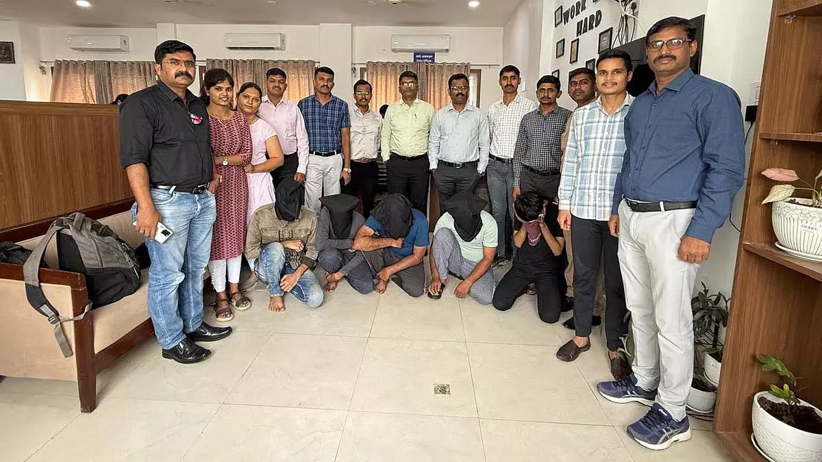 साइबर पुलिस ने 150 से अधिक निवासियों से 25 करोड़ की ठगी के आरोप में पांच लोगों को गिरफ्तार किया साइबर पुलिस ने 150 से अधिक निवासियों से 25 करोड़ की ठगी के आरोप में पांच लोगों को गिरफ्तार किया