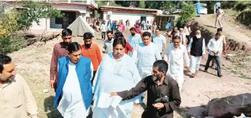 भल्ला ने रियासी के बारिश प्रभावित इलाकों में कांग्रेस टीम का किया नेतृत्व भल्ला ने रियासी के बारिश प्रभावित इलाकों में कांग्रेस टीम का किया नेतृत्व