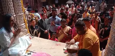 राष्ट्रपति द्रौपदी मुर्मू ने वृंदावन के ठाकुर बांके बिहारी मंदिर में किए दर्शन राष्ट्रपति द्रौपदी मुर्मू ने वृंदावन के ठाकुर बांके बिहारी मंदिर में किए दर्शन