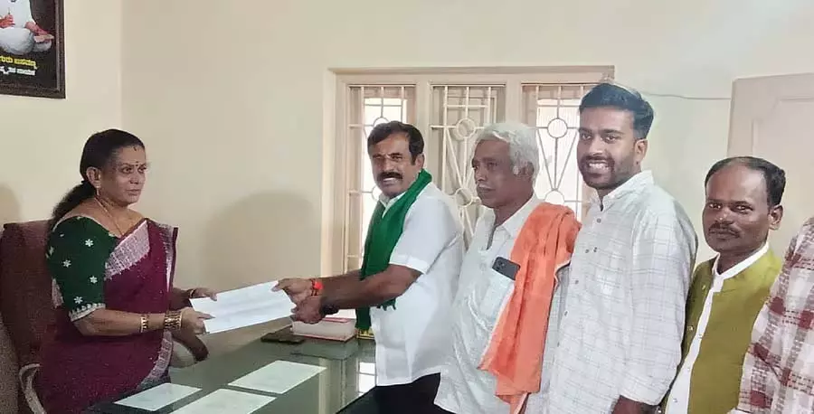 KIADB भूमि अधिग्रहण के विरोध में ग्राम पंचायत की सदस्यता से इस्तीफा KIADB भूमि अधिग्रहण के विरोध में ग्राम पंचायत की सदस्यता से इस्तीफा