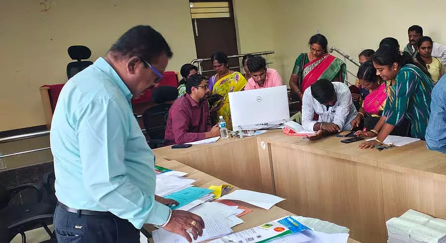 Karnataka : सर्वेक्षण के दौरान तकनीकी दिक्कतों के कारण तालुक कार्यालय आए शिक्षक Karnataka : सर्वेक्षण के दौरान तकनीकी दिक्कतों के कारण तालुक कार्यालय आए शिक्षक