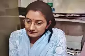 Ajmer: एसीबी ने सोनाक्षी यादव को रिश्वत लेते पकड़ा Ajmer: एसीबी ने सोनाक्षी यादव को रिश्वत लेते पकड़ा