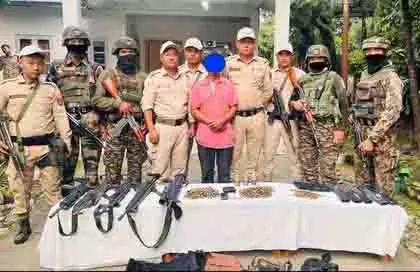 Manipur: तीन उग्रवादी और हथियार तस्कर गिरफ्तार Manipur: तीन उग्रवादी और हथियार तस्कर गिरफ्तार