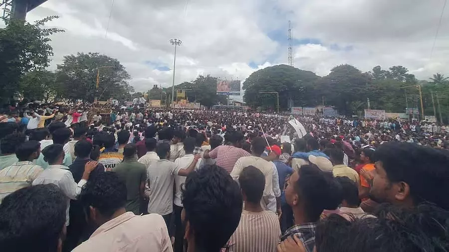 Dharwad : रिक्त पदों को भरने की मांग को लेकर विरोध प्रदर्शन Dharwad : रिक्त पदों को भरने की मांग को लेकर विरोध प्रदर्शन