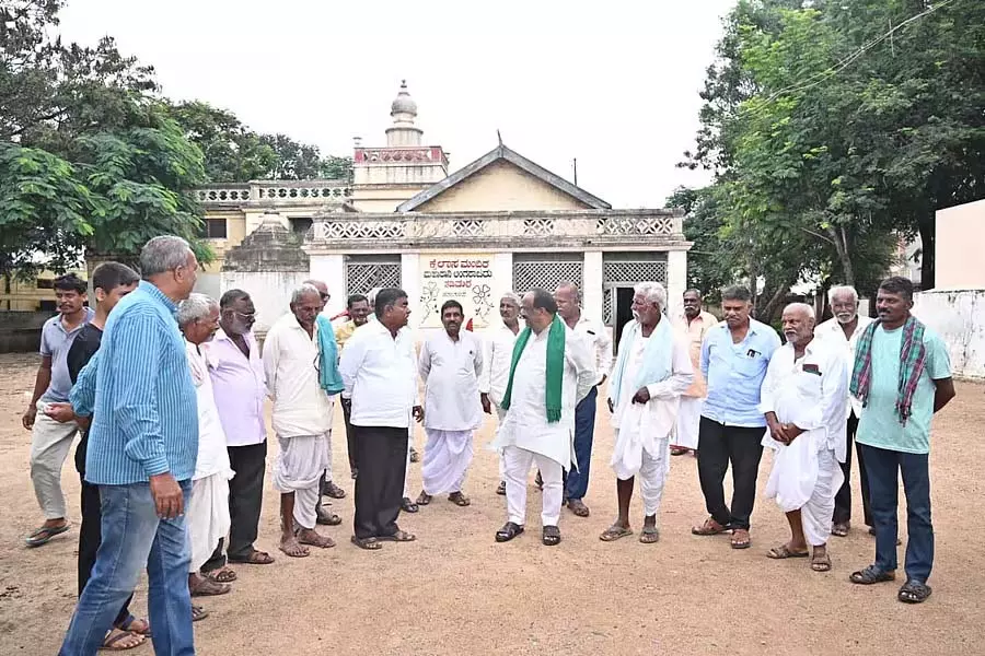एम.बी. पाटिल का थडी मठ के विकास के लिए दान: N.H. Konareddy एम.बी. पाटिल का थडी मठ के विकास के लिए दान: N.H. Konareddy