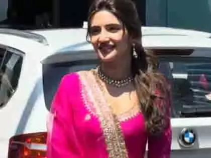 Shrileela: गुलाबी रंग के खूबसूरत आउटफिट में नवरात्रि उत्सव का आनंद लिया Shrileela: गुलाबी रंग के खूबसूरत आउटफिट में नवरात्रि उत्सव का आनंद लिया