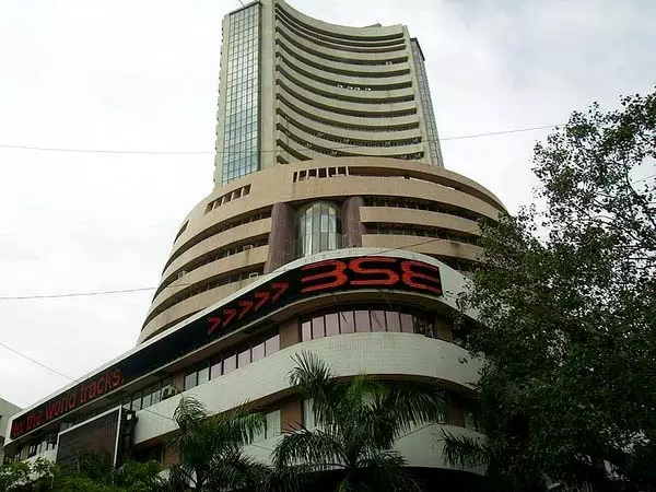 सेंसेक्स 555 अंक गिरकर बंद, आईटी शेयरों में हुई बिकवाली सेंसेक्स 555 अंक गिरकर बंद, आईटी शेयरों में हुई बिकवाली