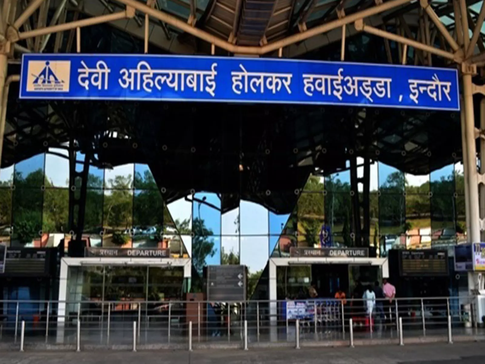 इंदौर एयरपोर्ट पर चूहे ने यात्री को काटा, सफाई एजेंसी के खिलाफ कार्रवाई इंदौर एयरपोर्ट पर चूहे ने यात्री को काटा, सफाई एजेंसी के खिलाफ कार्रवाई