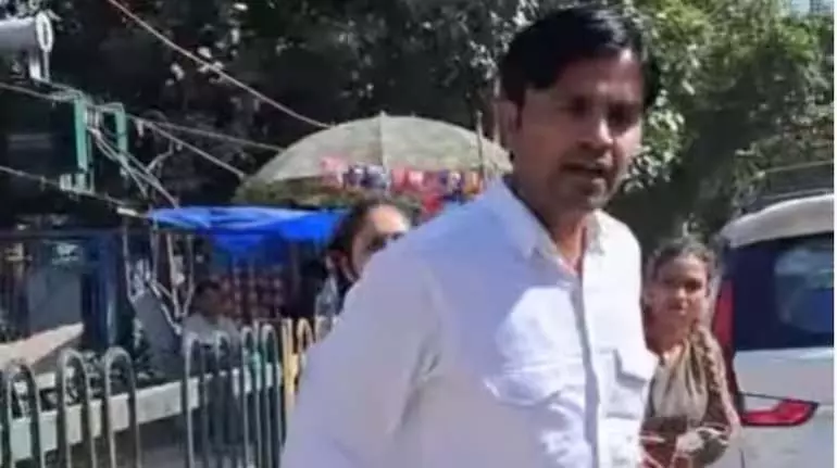 Noida के उबर ड्राइवर ने इंस्टाग्राम पर वायरल वीडियो में महिलाओं को पाइप से धमकाया Noida के उबर ड्राइवर ने इंस्टाग्राम पर वायरल वीडियो में महिलाओं को पाइप से धमकाया