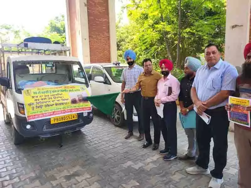 Phagwara DC ने पराली जलाने पर रोक लगाने के लिए जागरूकता वैन को हरी झंडी दिखाई Phagwara DC ने पराली जलाने पर रोक लगाने के लिए जागरूकता वैन को हरी झंडी दिखाई