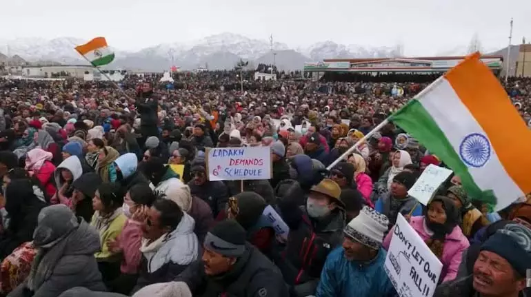 Ladakh क्यों जल रहा है और केंद्र सोनम वांगचुक को क्यों दोषी ठहरा रहा है? Ladakh क्यों जल रहा है और केंद्र सोनम वांगचुक को क्यों दोषी ठहरा रहा है?