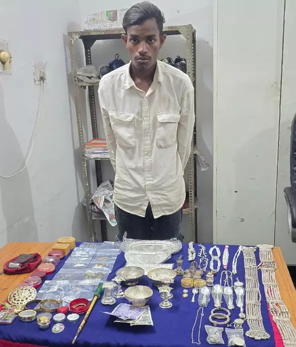 सूने मकान का कुंदा उखाड़कर चोरी, शातिर गिरफ्तार सूने मकान का कुंदा उखाड़कर चोरी, शातिर गिरफ्तार