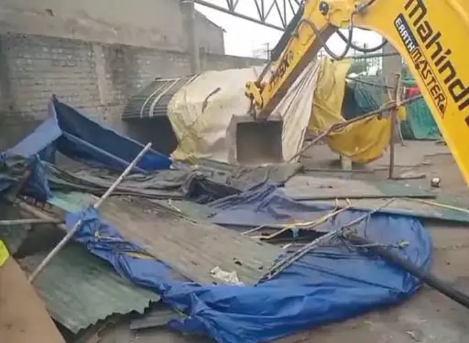 रायपुर में नशा तस्करों और अवैध ठिकानों पर बुलडोजर कार्रवाई रायपुर में नशा तस्करों और अवैध ठिकानों पर बुलडोजर कार्रवाई