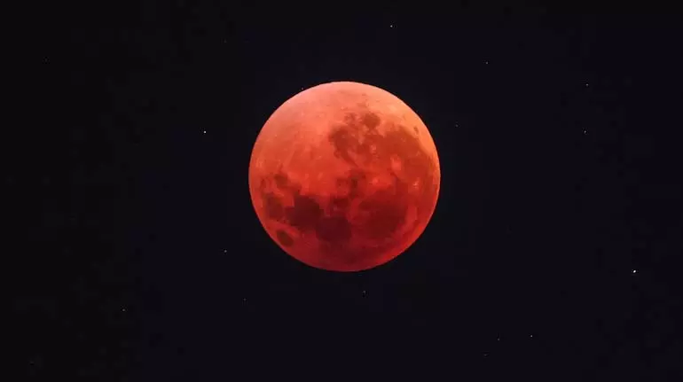 चंद्रमा पर जंग बनने और पृथ्वी की आश्चर्यजनक भूमिका से वैज्ञानिक हैरान चंद्रमा पर जंग बनने और पृथ्वी की आश्चर्यजनक भूमिका से वैज्ञानिक हैरान