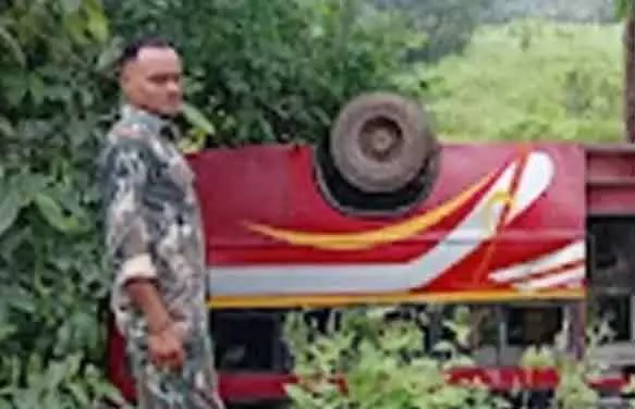 बस पलटने से मासूम की मौत, स्टेट हाइवे में हुआ हादसा बस पलटने से मासूम की मौत, स्टेट हाइवे में हुआ हादसा
