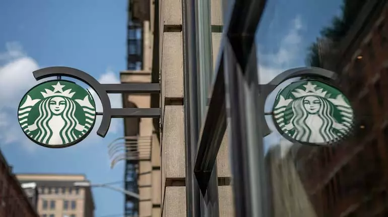 Starbucks 1 अरब डॉलर के पुनर्गठन के तहत स्टोर बंद करेगा और नौकरियों में कटौती करेगा Starbucks 1 अरब डॉलर के पुनर्गठन के तहत स्टोर बंद करेगा और नौकरियों में कटौती करेगा