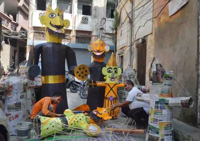 मैदान से सड़कों तक, छोटे-छोटे समारोहों में Dussehra को नया अर्थ मिलता मैदान से सड़कों तक, छोटे-छोटे समारोहों में Dussehra को नया अर्थ मिलता