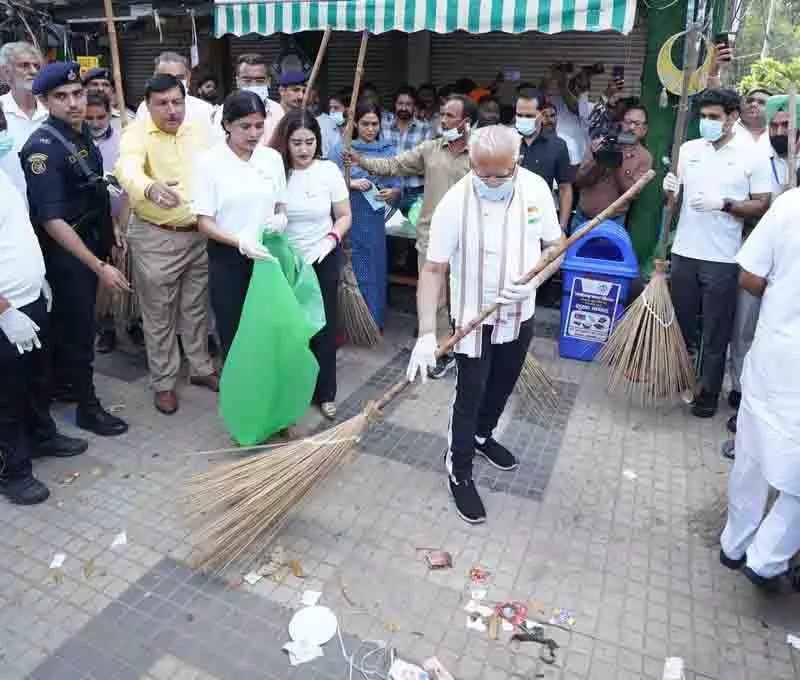 स्वच्छता ही सेवा, Khattar ने सेक्टर 22 के बाजार में स्वच्छता अभियान का नेतृत्व किया स्वच्छता ही सेवा, Khattar ने सेक्टर 22 के बाजार में स्वच्छता अभियान का नेतृत्व किया