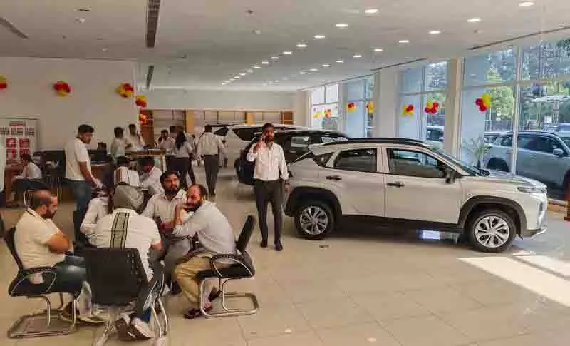 GST कटौती और नवरात्रि के उत्साह के बीच चंडीगढ़ ट्राइसिटी में खरीदारी का दौर जारी GST कटौती और नवरात्रि के उत्साह के बीच चंडीगढ़ ट्राइसिटी में खरीदारी का दौर जारी