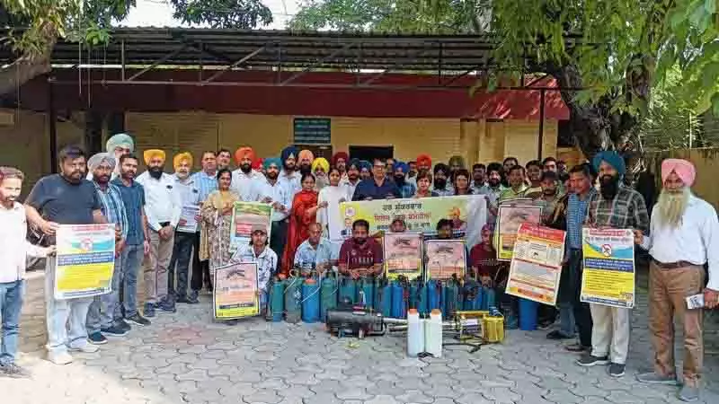Amritsar: स्वास्थ्य विभाग ने बाढ़ के बाद डेंगू जागरूकता और लार्वा नियंत्रण अभियान चलाया Amritsar: स्वास्थ्य विभाग ने बाढ़ के बाद डेंगू जागरूकता और लार्वा नियंत्रण अभियान चलाया