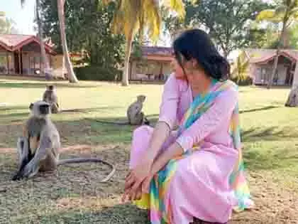 नवरात्रि पर अदा शर्मा का अनोखा अंदाज़, बंदरों के साथ मनाया पर्व नवरात्रि पर अदा शर्मा का अनोखा अंदाज़, बंदरों के साथ मनाया पर्व