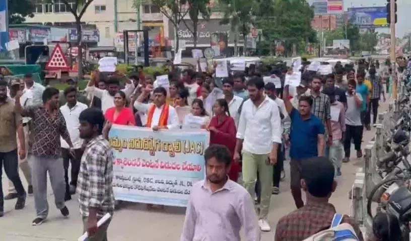 Khammam में बेरोजगार युवा सड़कों पर उतरे.. जॉब कैलेंडर जारी करने की मांग Khammam में बेरोजगार युवा सड़कों पर उतरे.. जॉब कैलेंडर जारी करने की मांग