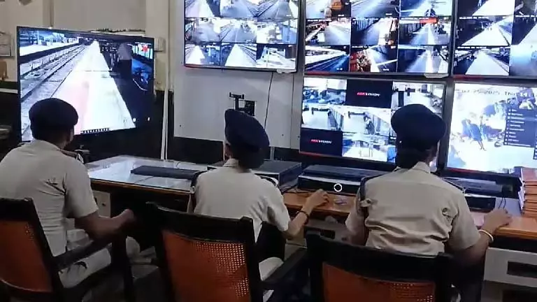 Railway ने स्टेशन परिसर में अपराध रोकने के लिए कड़े कदम उठाए Railway ने स्टेशन परिसर में अपराध रोकने के लिए कड़े कदम उठाए