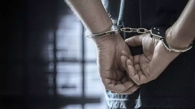 मां पर धारदार हथियार से हमला, बाद में पुलिस थाने में आत्मसमर्पण मां पर धारदार हथियार से हमला, बाद में पुलिस थाने में आत्मसमर्पण