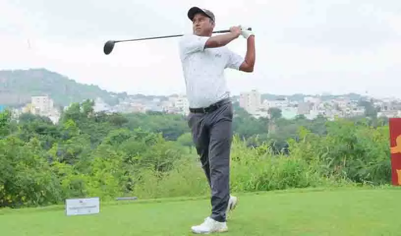 तेलंगाना गोलकोंडा मास्टर्स में जमाल हुसैन ने चार शॉट की बढ़त बनाई तेलंगाना गोलकोंडा मास्टर्स में जमाल हुसैन ने चार शॉट की बढ़त बनाई