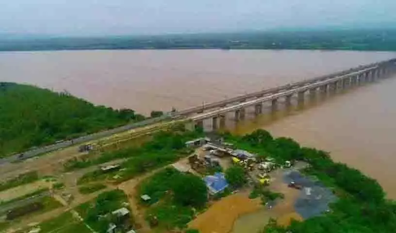Godavari नदी उफान पर: सामान्य से अधिक प्रवाह के कारण बाढ़ की चेतावनी जारी Godavari नदी उफान पर: सामान्य से अधिक प्रवाह के कारण बाढ़ की चेतावनी जारी